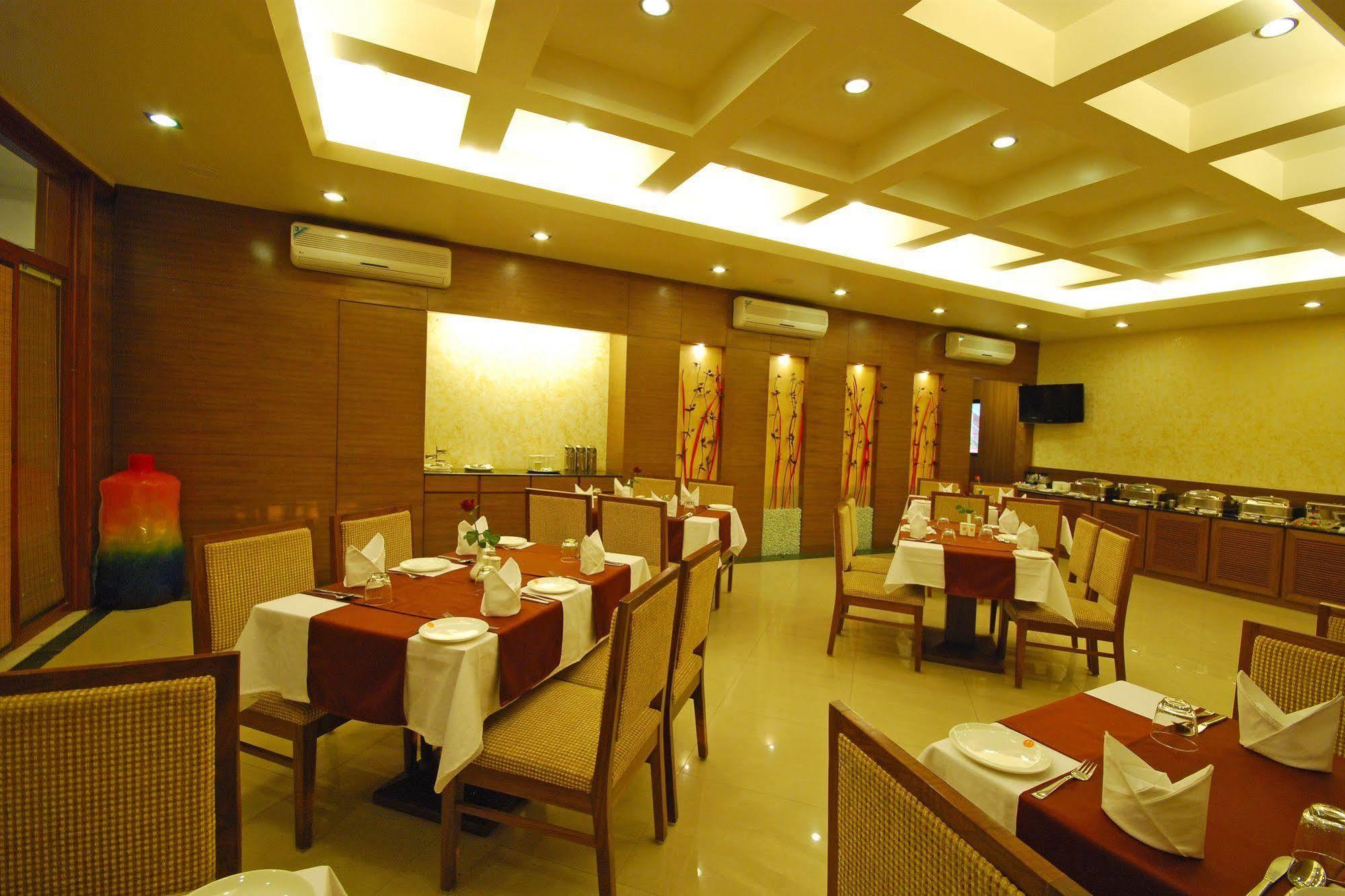 Hotel Phoenix Koregaon Park Pune Luaran gambar