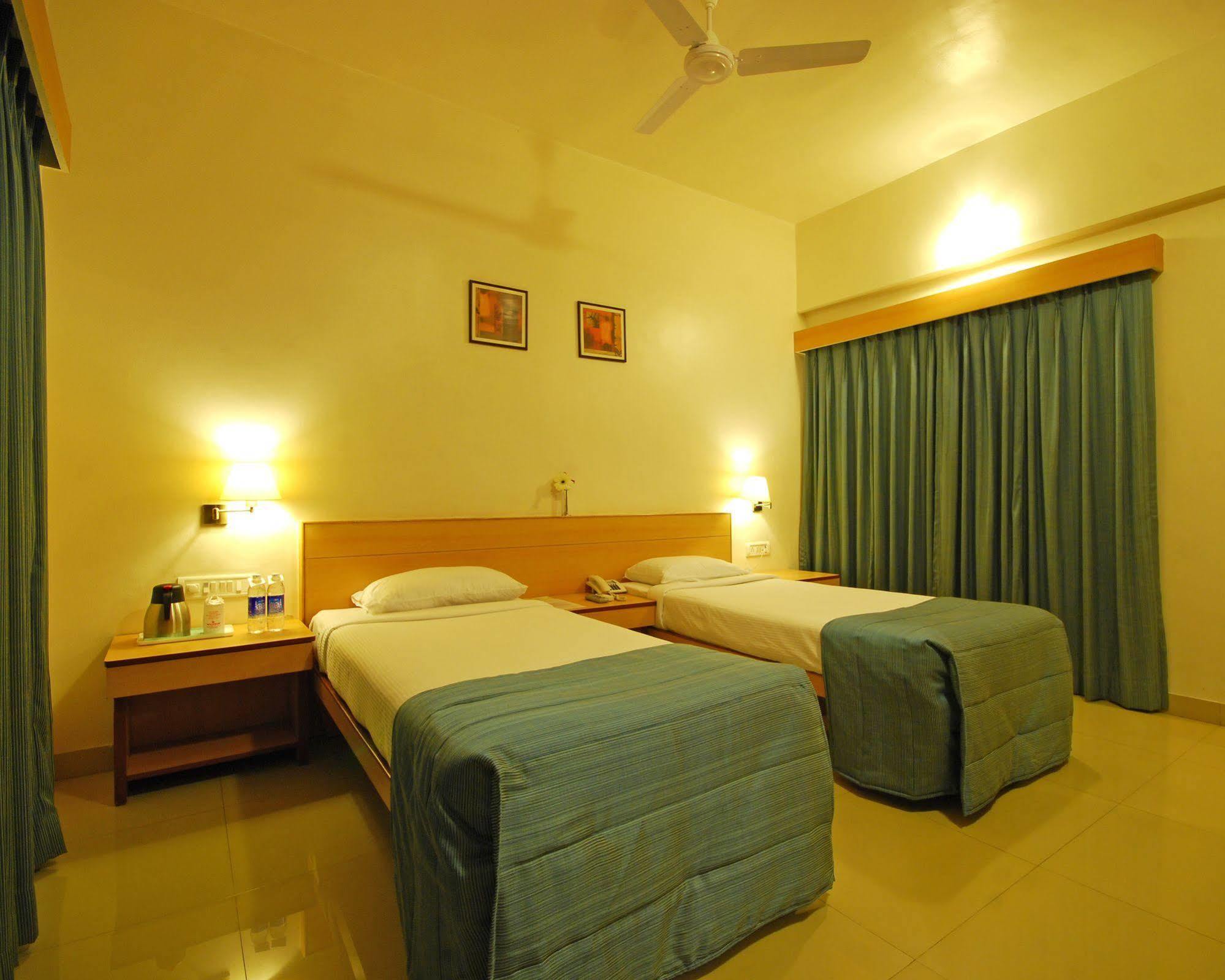Hotel Phoenix Koregaon Park Pune Luaran gambar