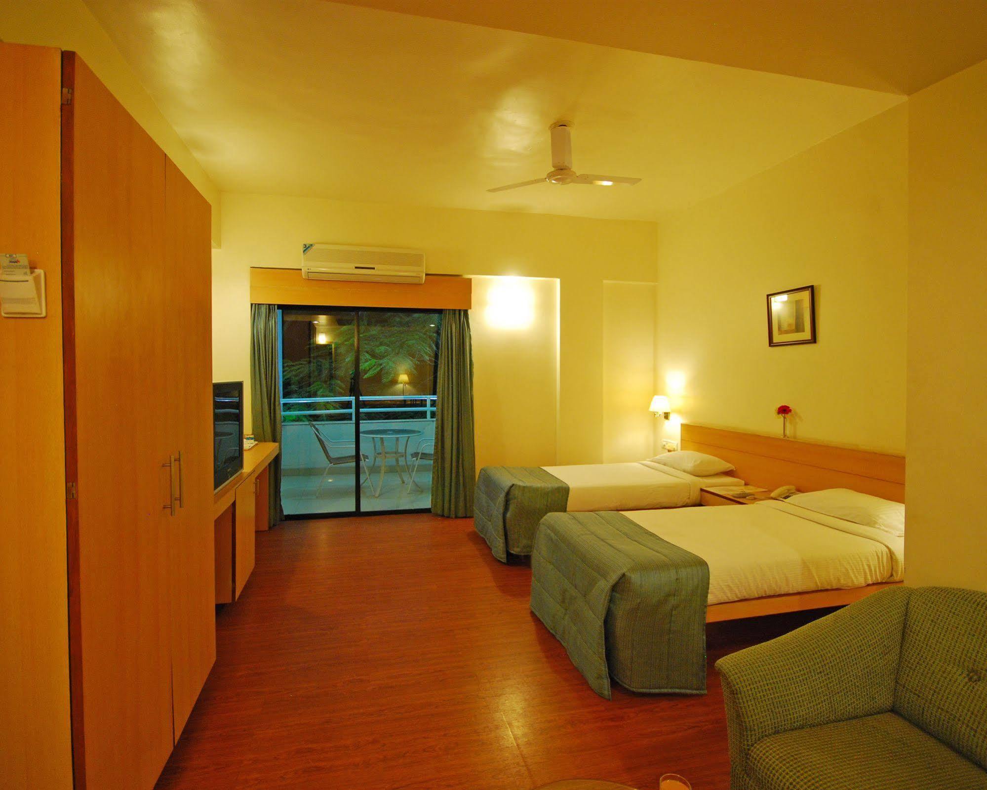Hotel Phoenix Koregaon Park Pune Luaran gambar
