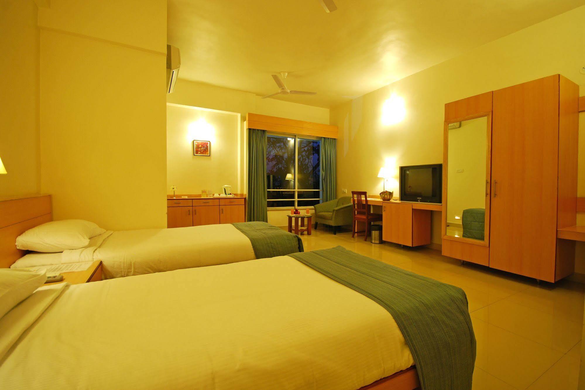 Hotel Phoenix Koregaon Park Pune Luaran gambar