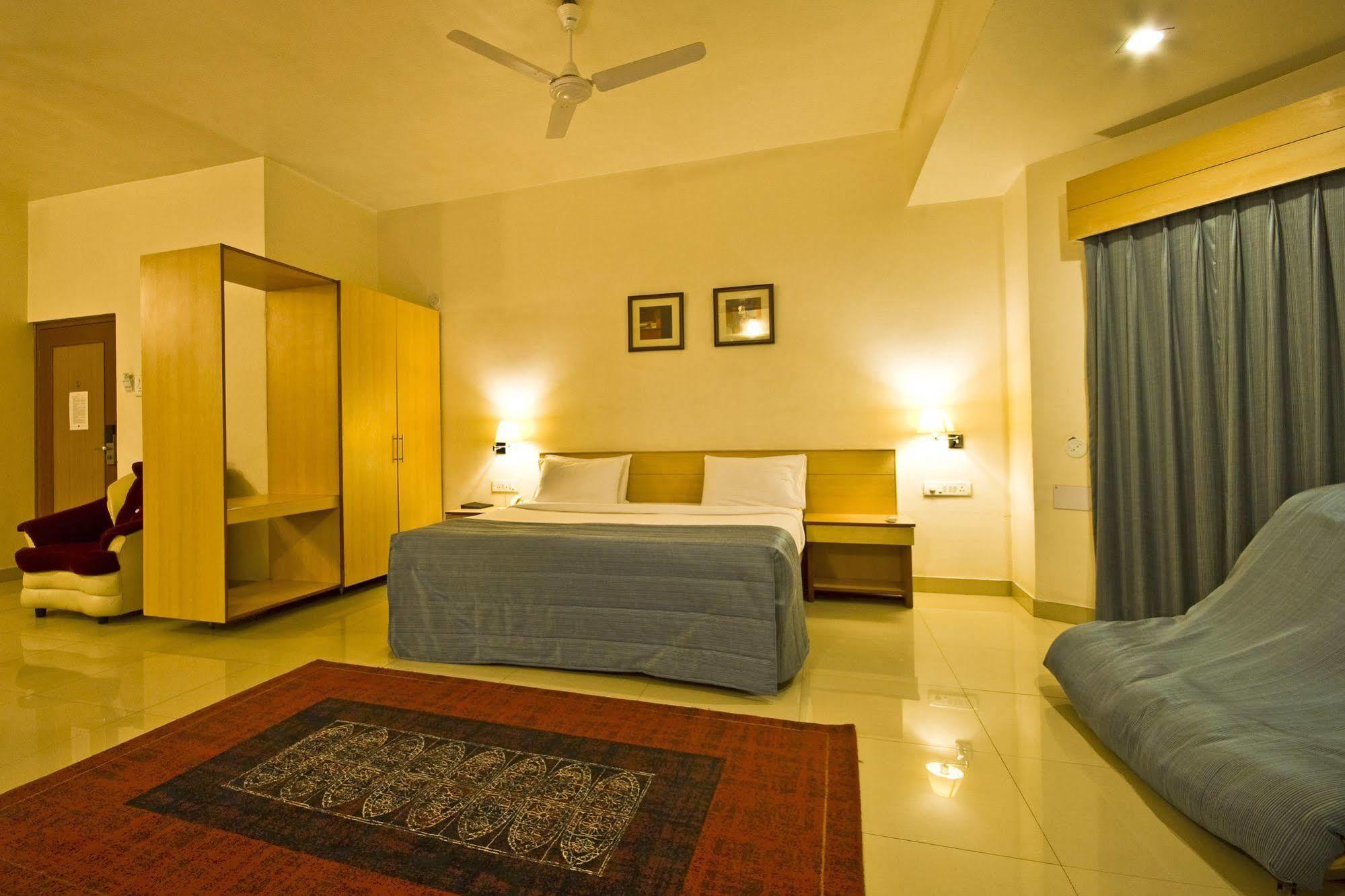 Hotel Phoenix Koregaon Park Pune Luaran gambar