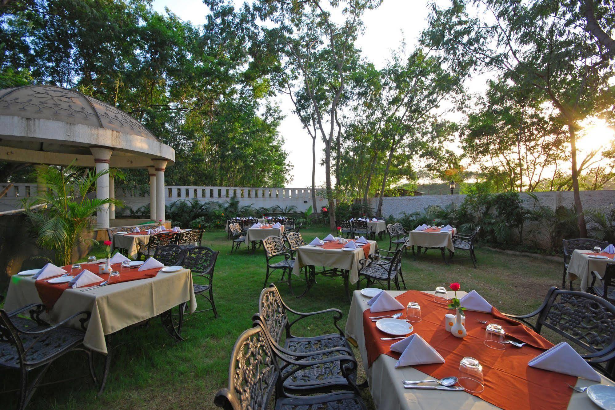 Hotel Phoenix Koregaon Park Pune Luaran gambar