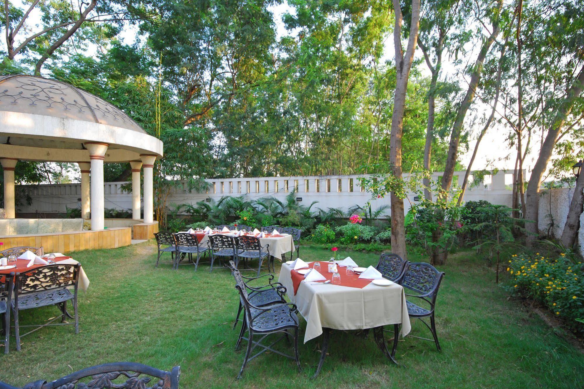 Hotel Phoenix Koregaon Park Pune Luaran gambar